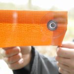 Soltis doek op de ruit van het raam met zuignap met schroefdraad en kartelmoer, dé oplossing voor kunststof kozijnen. Door de zuignap bevestiging hoeft u niet meer te boren. Dit doek is ook te verkrijgen in speciale vormen en zelfs zonder afwerking van het doek. Zuignappen Monteren Screen Zonwering Zonwerend Raamdoek Op maat Montage Monteren Intershades zonwering binnenkant raam