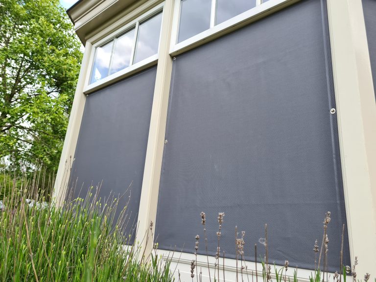 Screendoeken met tourniquets zonwering zonwerend zonnescherm tourniquet montage monteren makkelijk draaischroef opdraaien draaier zelf doen doe het zelf op maat bestellen online kopen raamdoek tegen de zon raamdoek binnenkant raam, zonwering binnen