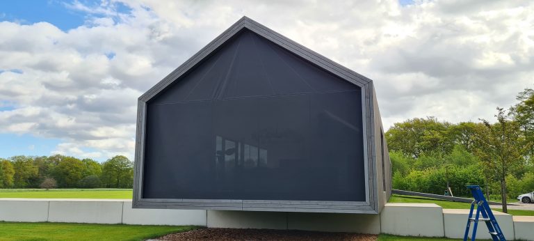 zonwering zonwerend zonnescherm portfolio intershades project montage monteren afwijkend driehoek vorm dak huis modern architectuur ontwerp design zonwering voor afwijkende ramen