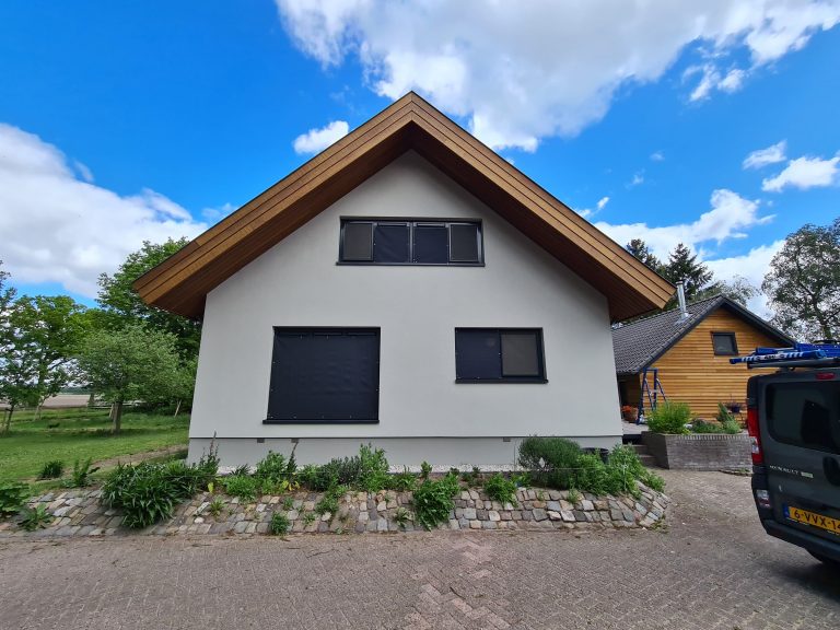 montage monteren zonwering zonwerend zonnescherm tourniquet tourniquets draaier draaiers opdraaien draaischroef makkelijk zelf doen doe het zelf intershades portfolio huis buiten zonwering gordijn inrichting architectuur modern raamdoek tegen de zon