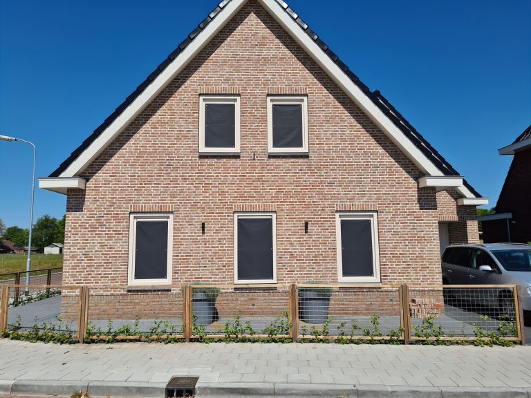 montage monteren zuignappen zonwering zonwerend zonnescherm montage zuignap plakken opplakken zelf doen doe het zelf op maat monteren intershades portfolio huurhuis huren tijdelijk zomer zonder boren niet boren raamdoek tegen de zon