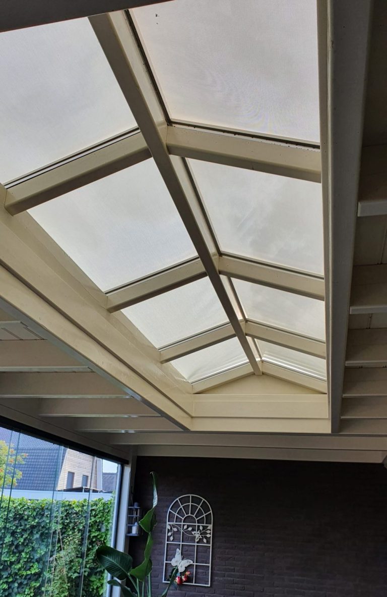 Screendoek lichtstraat zonwering op maat met tourniquets zonwerend zonnescherm lichtstraat op maat bestellen online montage monteren service zelf doen doe het zelf