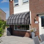 zonwering zonwerend nieuw scherm zonnescherm vervangen nieuw monteren montage modern intershades portfolio zelf doen doe het zelf op maat online bestellen kopen makkelijk met strepen patroon markiezen markies volant versiering markiesdoek