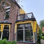 zonwering zonwerend nieuw scherm zonnescherm vervangen nieuw monteren montage modern intershades portfolio zelf doen doe het zelf op maat online bestellen kopen makkelijk met strepen patroon markiezen markies volant versiering markiesdoek geel zomer