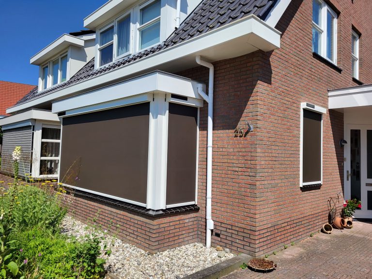 Raamdoek tegen de zon. Screendoek